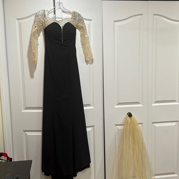Off the shoulder black/nude with crystal dress | Size: 0-2 | w/ nude sheer shawl - Picture 5 of 9